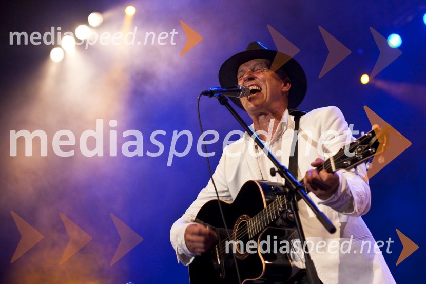 Vlado Kreslin, pevec in glasbenikVlado Kreslin z gosti, koncert v Križankah