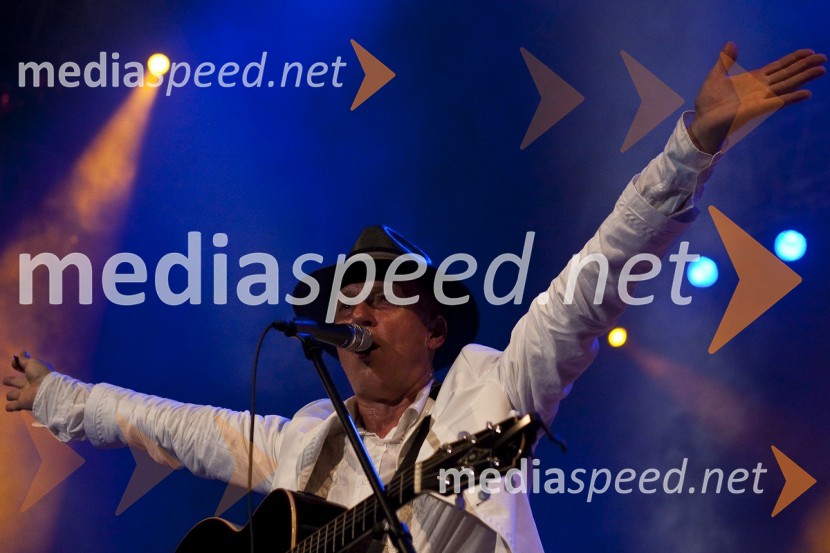 Vlado Kreslin, pevec in glasbenikVlado Kreslin z gosti, koncert v Križankah