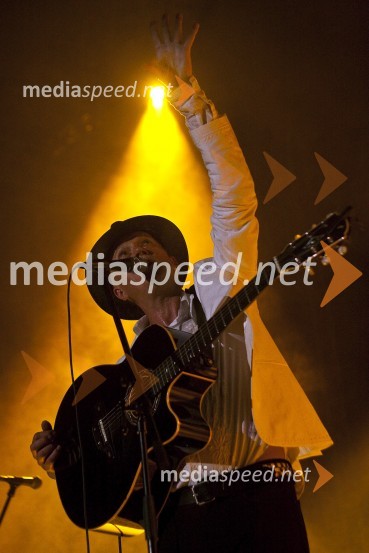 Vlado Kreslin, pevec in glasbenikVlado Kreslin z gosti, koncert v Križankah