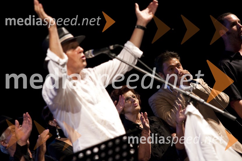 Katarina Kreslin, mati Vlada Kreslina in Gal Gjurin, glasbenikVlado Kreslin z gosti, koncert v Križankah