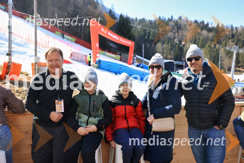  Miroslav Cerar, nekdanji gimnastičar, nekdanji predsednik Odbora za podeljevanje Bloudkovih priznanj;  ... ;  ... ;  ... ;  Miran Rudan, pevec64. Pokal Vitranc 2025, VIP druženje