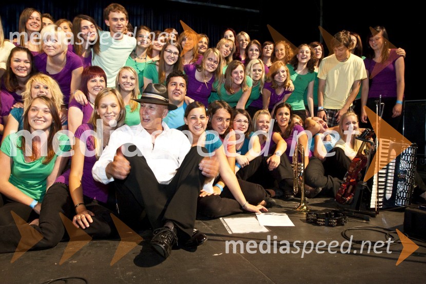 Vlado Kreslin, pevec in glasbenik ter Pevski zbor Srednje glasbene šole Slovenska BistricaVlado Kreslin z gosti, koncert v Križankah