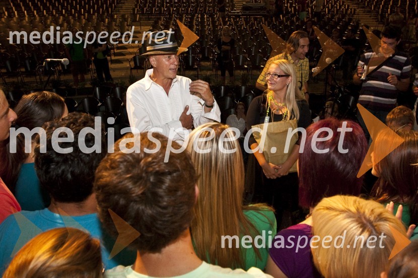 Vlado Kreslin, pevec in glasbenik ter Pevski zbor Srednje glasbene šole Slovenska BistricaVlado Kreslin z gosti, koncert v Križankah