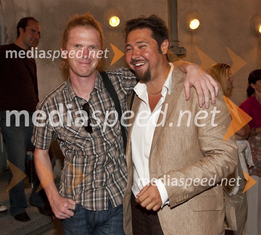 Miha Debevec, harmonikaš in Gal Gjurin, pevec ter glasbenikVlado Kreslin z gosti, koncert v Križankah