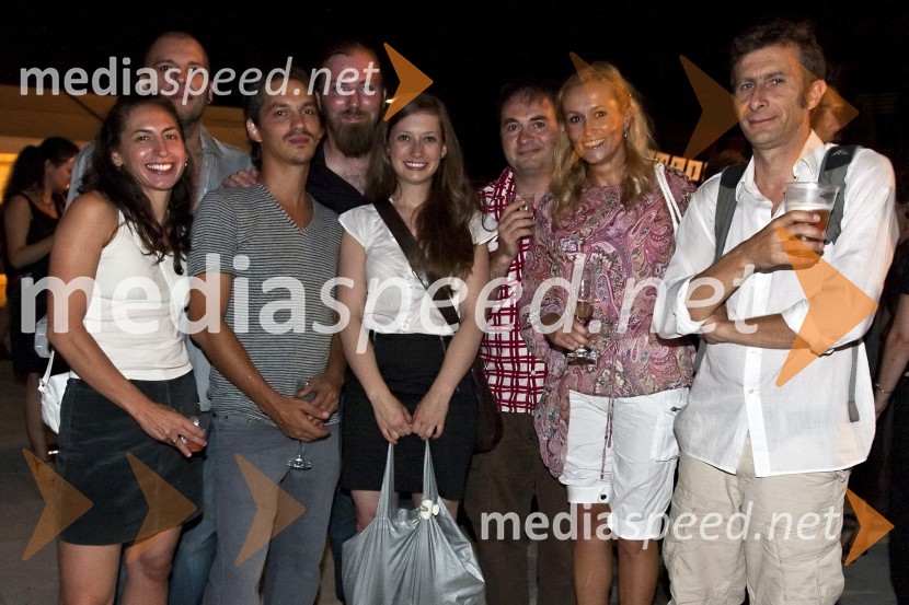 Mojca Pačnik, managerka in člani umetniškega kolektiva SuperamasOtvoritev festivala Mladi levi 2009