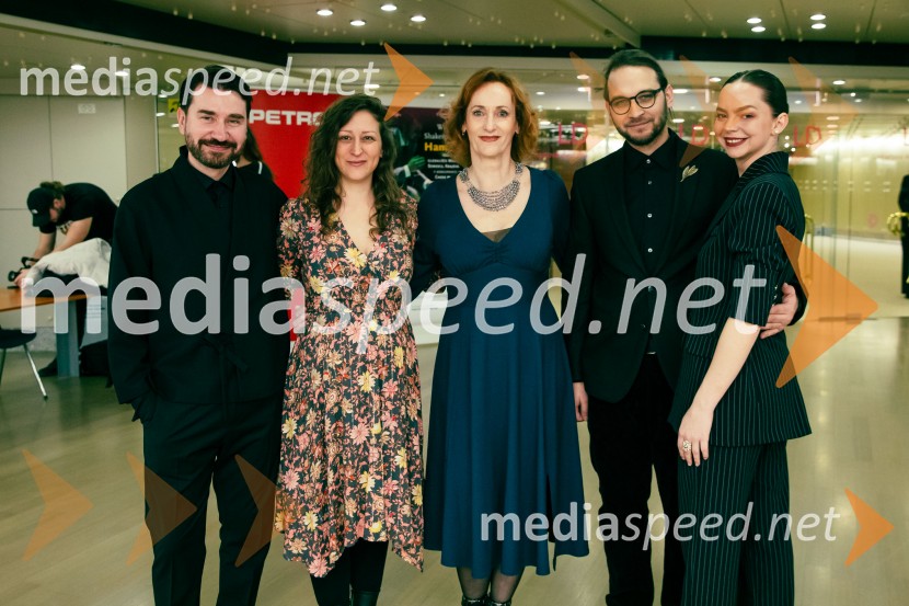  Saša Tabaković, igralec, nekdanji poslanec SMC;  Urška Djukić, režiserka;  ... ;  ... ;  Mina Švajger, igralkaKaj ti je deklica, premiera filma scenaristke in režiserke Urške Djukić