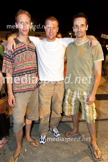 Gregor Kamnikar, plesalec s prijateljemaOtvoritev festivala Mladi levi 2009