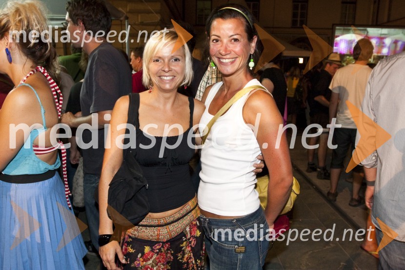 Vesna Slapar, igralka in Simona Belle, služba za stike z javnostmi MGLOtvoritev festivala Mladi levi 2009