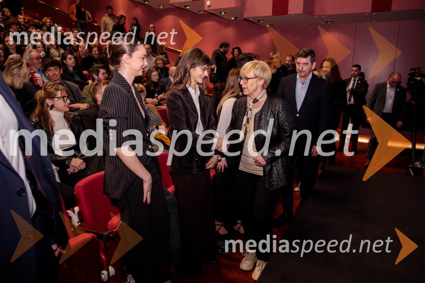  Staša Popović, igralka; dr. Nataša Pirc Musar, predsednica Republike SlovenijeKaj ti je deklica, premiera filma scenaristke in režiserke Urške Djukić