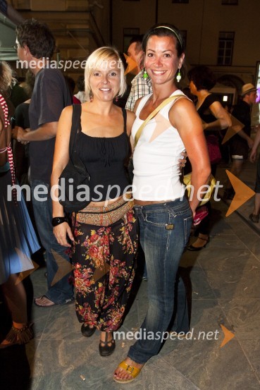 Vesna Slapar, igralka in Simona Belle, služba za stike z javnostmi MGLOtvoritev festivala Mladi levi 2009