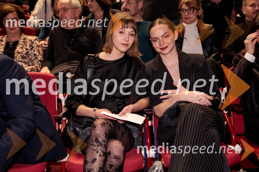  Jara Sofija Ostan, igralka;  Mina Švajger, igralkaKaj ti je deklica, premiera filma scenaristke in režiserke Urške Djukić