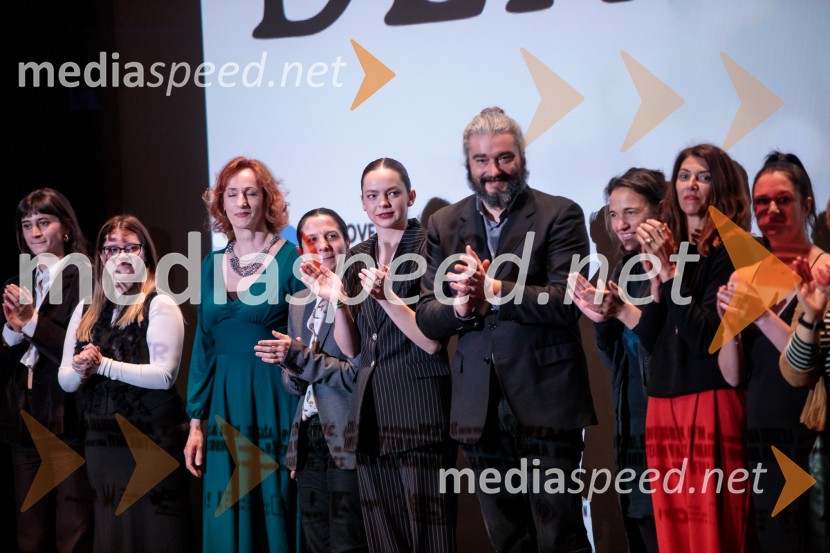  Staša Popović, igralka;  ... ;  Saša  Pavček, igralka, Predsednica združenja dramskih umetnikov Slovenije, prejemnica Borštnikovega prstana;  ... ;  Mina Švajger, igralka;  Vladimir Gojun, filmski montažer;  ... ;  ... Kaj ti je deklica, premiera filma scenaristke in režiserke Urške Djukić