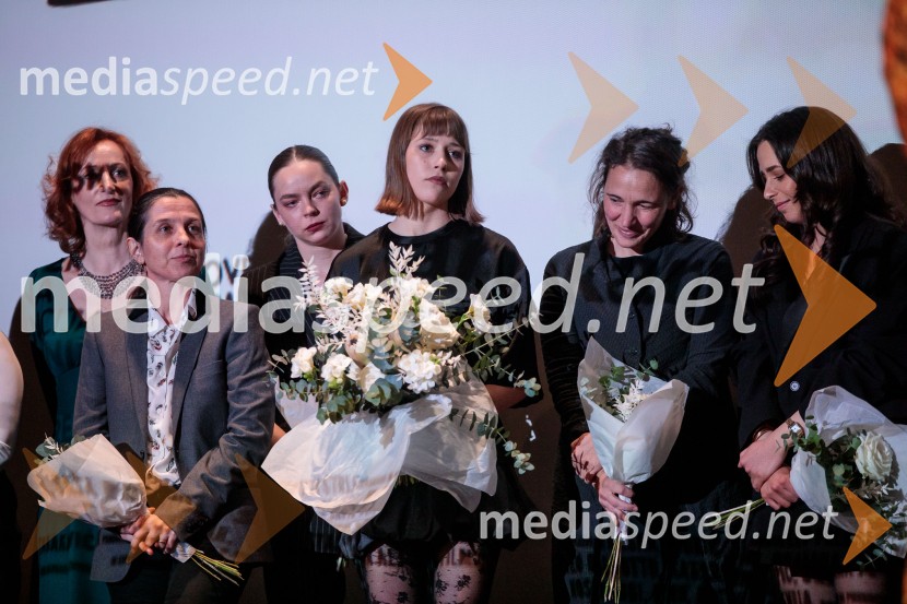  Saša  Pavček, igralka, Predsednica združenja dramskih umetnikov Slovenije, prejemnica Borštnikovega prstana;  ... ;  Mina Švajger, igralka;  Jara Sofija Ostan, igralka;  ... Kaj ti je deklica, premiera filma scenaristke in režiserke Urške Djukić