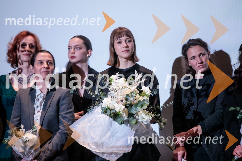  Saša  Pavček, igralka, Predsednica združenja dramskih umetnikov Slovenije, prejemnica Borštnikovega prstana;  ... ;  Mina Švajger, igralka;  Jara Sofija Ostan, igralka;  ... Kaj ti je deklica, premiera filma scenaristke in režiserke Urške Djukić