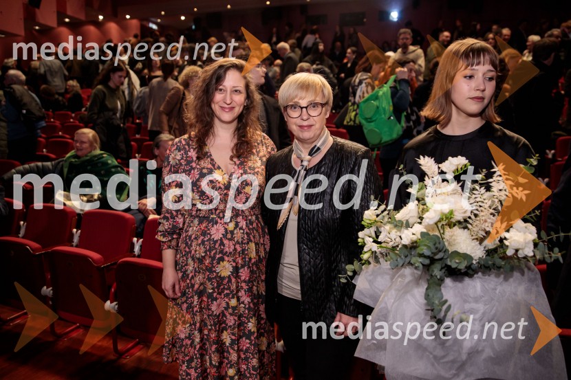  Urška Djukić, režiserka; dr. Nataša Pirc Musar, predsednica Republike Slovenije;  Jara Sofija Ostan, igralkaKaj ti je deklica, premiera filma scenaristke in režiserke Urške Djukić
