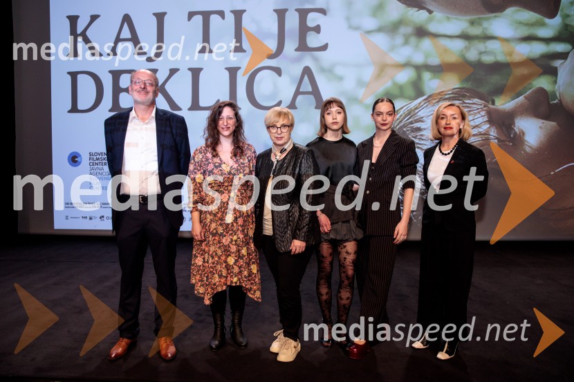  Jožko Rutar, filmski producent;  Urška Djukić, režiserka; dr. Nataša Pirc Musar, predsednica Republike Slovenije;  Jara Sofija Ostan, igralka;  Mina Švajger, igralka;  ... Kaj ti je deklica, premiera filma scenaristke in režiserke Urške Djukić
