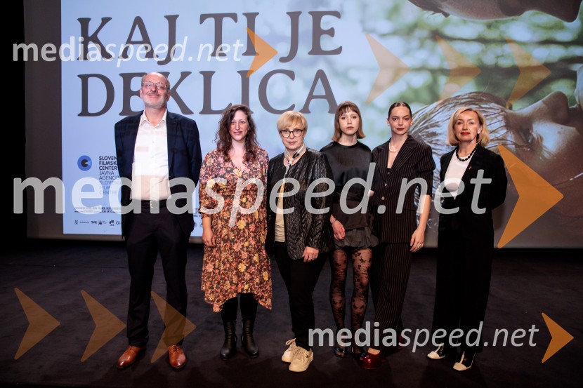  Jožko Rutar, filmski producent;  Urška Djukić, režiserka; dr. Nataša Pirc Musar, predsednica Republike Slovenije;  Jara Sofija Ostan, igralka;  Mina Švajger, igralka;  ... Kaj ti je deklica, premiera filma scenaristke in režiserke Urške Djukić
