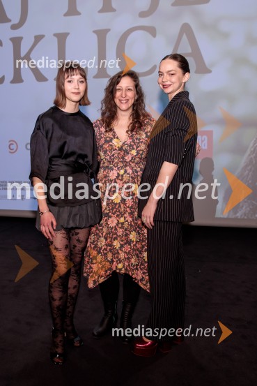  Jara Sofija Ostan, igralka;  Urška Djukić, režiserka;  Mina Švajger, igralkaKaj ti je deklica, premiera filma scenaristke in režiserke Urške Djukić