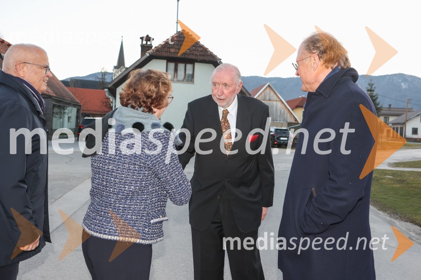  Dimitrij Rupel, politik;  Janez  Škrabec, direktor Riko d.o.o.Iskrivo v živo: dr. Dimitrij Rupel gost v skednju Škrabčeve domačije