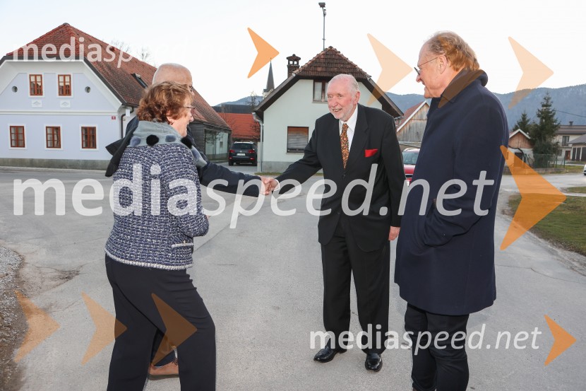  Dimitrij Rupel, politik;  Janez  Škrabec, direktor Riko d.o.o.Iskrivo v živo: dr. Dimitrij Rupel gost v skednju Škrabčeve domačije