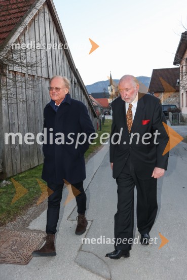  Dimitrij Rupel, politik;  Janez  Škrabec, direktor Riko d.o.o.Iskrivo v živo: dr. Dimitrij Rupel gost v skednju Škrabčeve domačije