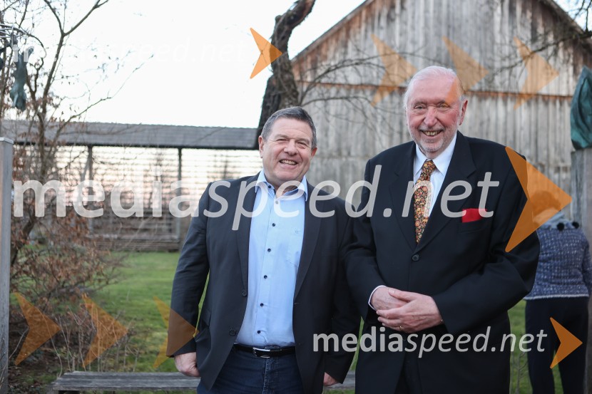  Peter  Frankl, glavni urednik in direktor Časnika Finance;  Dimitrij Rupel, politikIskrivo v živo: dr. Dimitrij Rupel gost v skednju Škrabčeve domačije