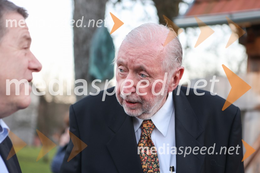  Peter  Frankl, glavni urednik in direktor Časnika Finance;  Danilo Türk, nekdanji predsednik Republike SlovenijeIskrivo v živo: dr. Dimitrij Rupel gost v skednju Škrabčeve domačije