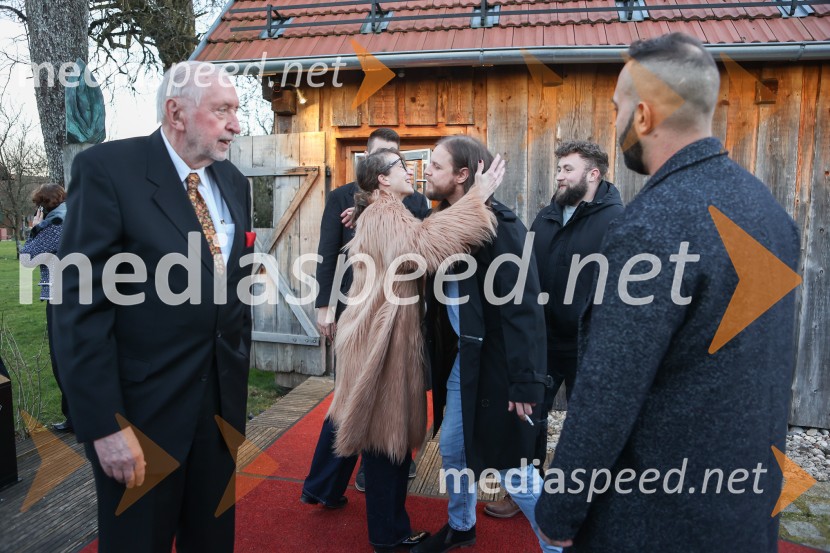  Dimitrij Rupel, politik;  Polona Lovšin, vodja komunikacij, Riko d.o.o.;  ... ;  ... Iskrivo v živo: dr. Dimitrij Rupel gost v skednju Škrabčeve domačije