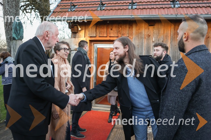  Dimitrij Rupel, politik;  Polona Lovšin, vodja komunikacij, Riko d.o.o.;  ... Iskrivo v živo: dr. Dimitrij Rupel gost v skednju Škrabčeve domačije