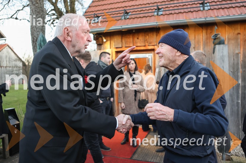  Dimitrij Rupel, politik;  Božo Dimnik, lobist in poslovnež, častni konzul HrvaškeIskrivo v živo: dr. Dimitrij Rupel gost v skednju Škrabčeve domačije