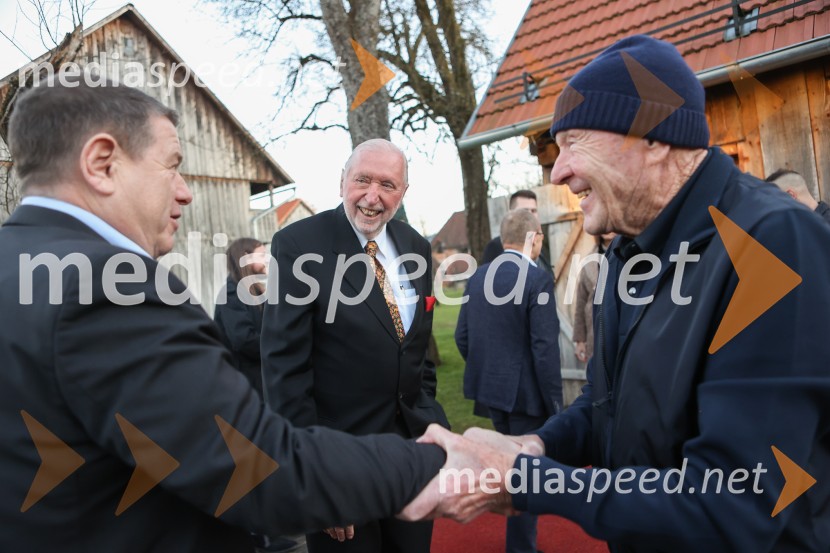  Dimitrij Rupel, politik;  Peter  Frankl, glavni urednik in direktor Časnika Finance;  Božo Dimnik, lobist in poslovnež, častni konzul HrvaškeIskrivo v živo: dr. Dimitrij Rupel gost v skednju Škrabčeve domačije