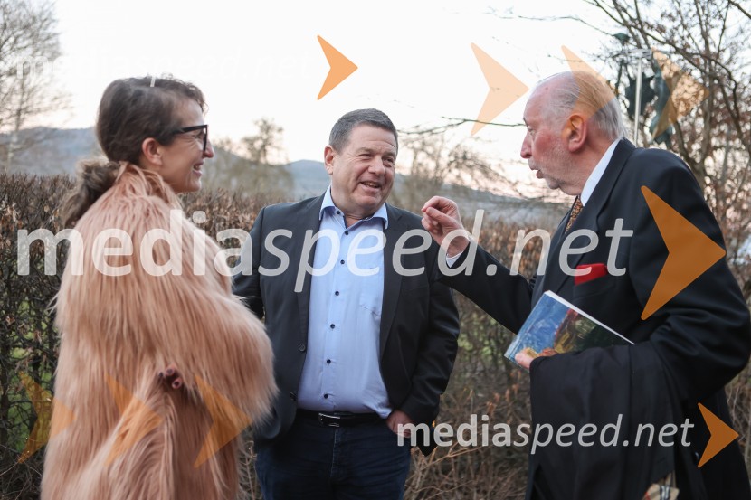  Polona Lovšin, vodja komunikacij, Riko d.o.o.;  Peter  Frankl, glavni urednik in direktor Časnika Finance;  Dimitrij Rupel, politikIskrivo v živo: dr. Dimitrij Rupel gost v skednju Škrabčeve domačije