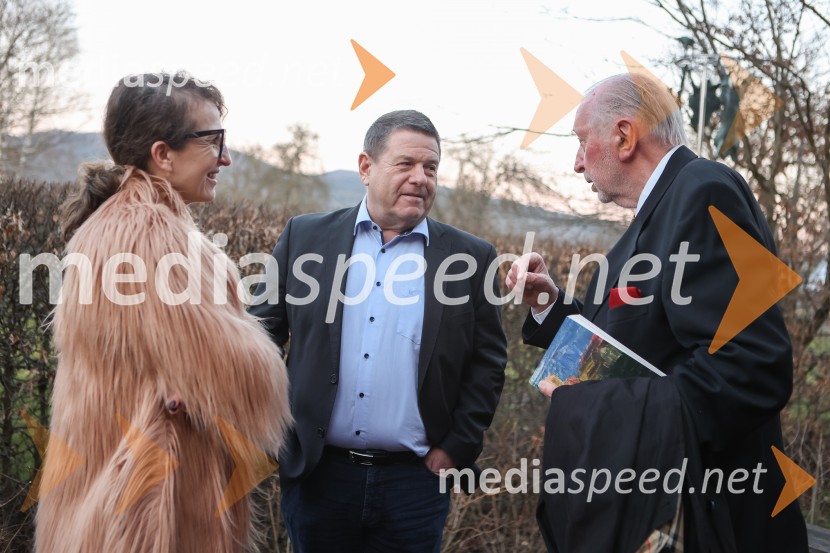  Polona Lovšin, vodja komunikacij, Riko d.o.o.;  Peter  Frankl, glavni urednik in direktor Časnika Finance;  Dimitrij Rupel, politikIskrivo v živo: dr. Dimitrij Rupel gost v skednju Škrabčeve domačije