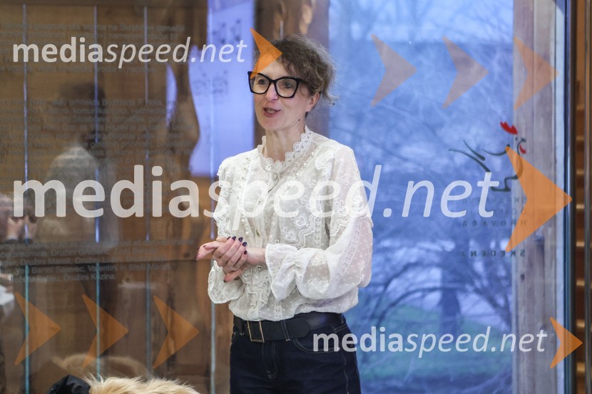  Polona Lovšin, vodja komunikacij, Riko d.o.o.Iskrivo v živo: dr. Dimitrij Rupel gost v skednju Škrabčeve domačije