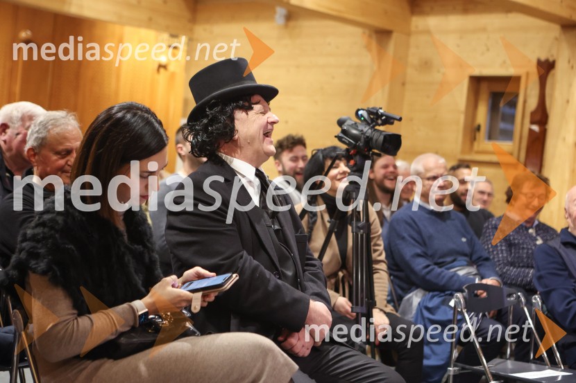  Zala Andrina Razinger, Riko Ribnica, asistentka v PR;  ... Iskrivo v živo: dr. Dimitrij Rupel gost v skednju Škrabčeve domačije