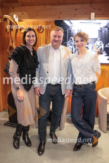  Zala Andrina Razinger, Riko Ribnica, asistentka v PR;  ... ;  Polona Lovšin, vodja komunikacij, Riko d.o.o.Iskrivo v živo: dr. Dimitrij Rupel gost v skednju Škrabčeve domačije