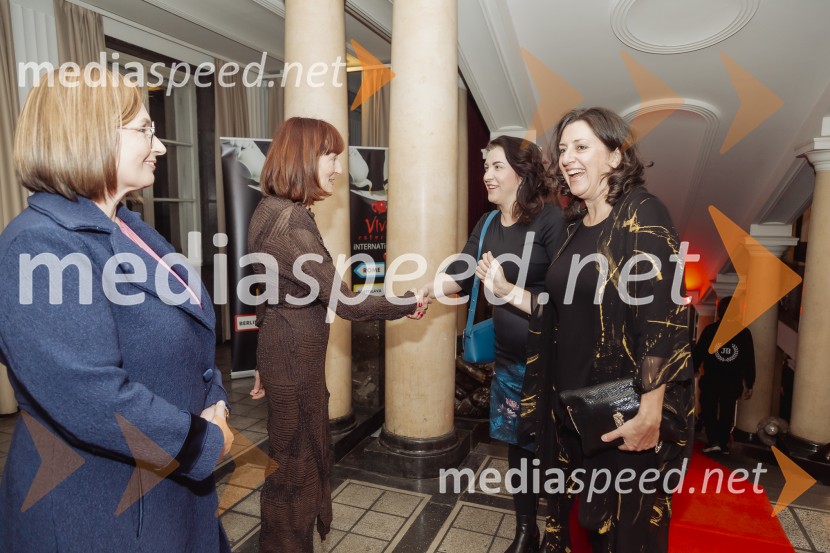  Nataša  Luša, direktorica družbe Delo d.o.o.;  Sabina Obolnar, odgovorna urednica, revija Ona;  ... ;  ... Ona 365 za leto 2024 je Špela Miroševič