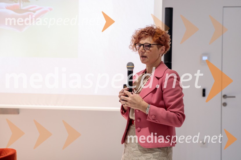  Marta Kelvišar, Adria Dom, d.o.o.Umetnost vodenja: pogledi uspešnih managerk