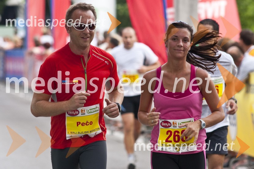 Robert Pečnik - Pečo, moderator Radia Hit in Nada Pavšin, športna novinarka1. Mali blejski maraton
