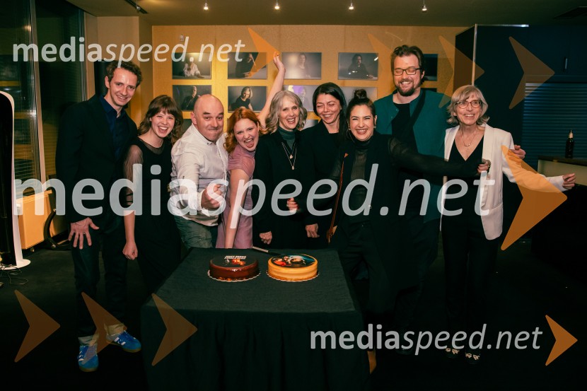  Laren  Polič Zdravič, glasbenik in igralec;  Blažka Gantar, asistentka dramaturginje;  Gaber K. Trseglav, igralec;  Ajda Kostevc, igralka;  Nataša Tič Ralijan, igralka;  Jana Menger, plesalka, koreografinja in gledališka ustvarjalka;  Saša Pavlin Stošić, igralka;  Filip Samobor, igralec;  Alenka Klabus Vesel, dramaturginjaJames Brown je uporabljal navijalke, premiera drame v MGL