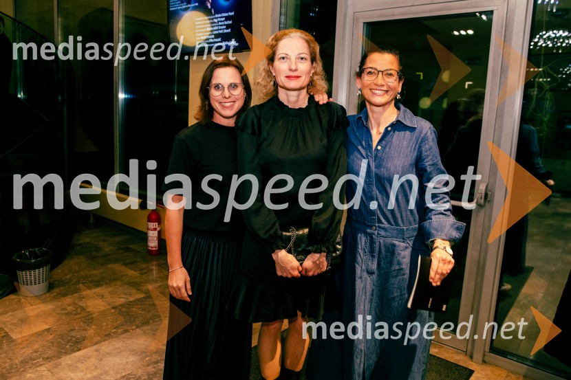  Petra Hrastar, MGL;  Hermina Kovačič, strokovnjakinja za komuniciranje;  Simona  Belle, služba za stike z javnostmi MGLJames Brown je uporabljal navijalke, premiera drame v MGL