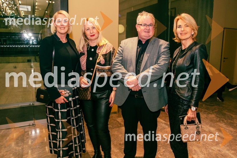  Petra Juvančič, izvršna direktorica, Združenje Manager; mag. Alja Markovič Čas, članica uprave, Vzajemna;  Miloš Čas;  Nevenka Črešnar Pergar, lastnica in direktorica podjetja NP ConsultingJames Brown je uporabljal navijalke, premiera drame v MGL