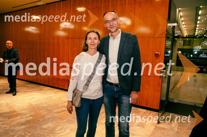  Mojca Salkič;  Aleksander Salkič, Pošta SlovenijeJames Brown je uporabljal navijalke, premiera drame v MGL