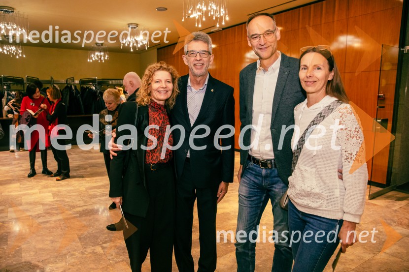 mag. Tadeja Kuhar, predstavnica Državne revizijske komisije za odnose z javnostmi;  Andrej  Kren, direktor PC Brdo;  Aleksander Salkič, Pošta Slovenije;  Mojca SalkičJames Brown je uporabljal navijalke, premiera drame v MGL