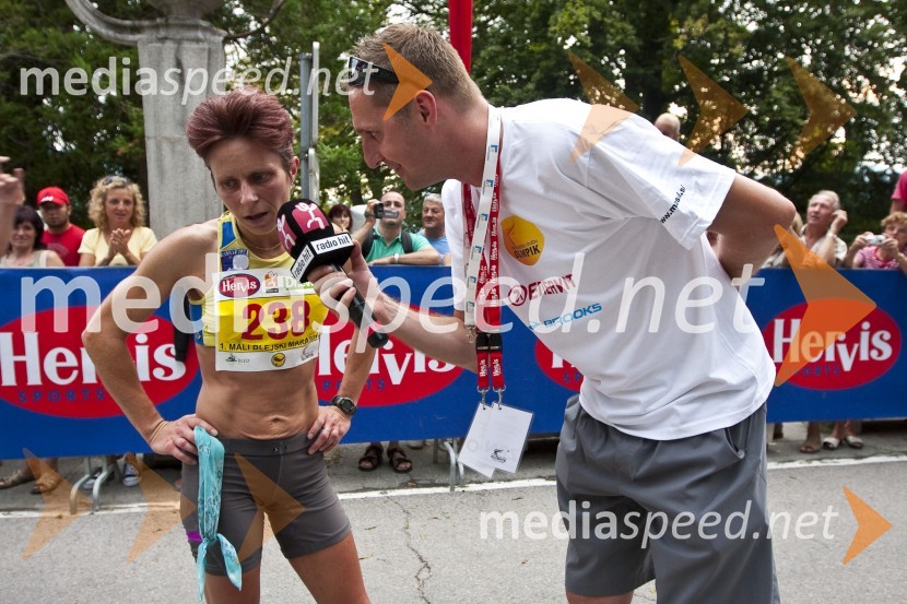 Valerija Mrak, zmagovalka teka na 21 km v ženski konkurenci in Rok Tamše, povezovalec dogajanja1. Mali blejski maraton