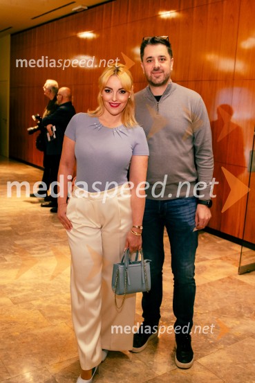  Tjaša  Platovšek, voditeljica in urednica, RTV SLO;  ... James Brown je uporabljal navijalke, premiera drame v MGL