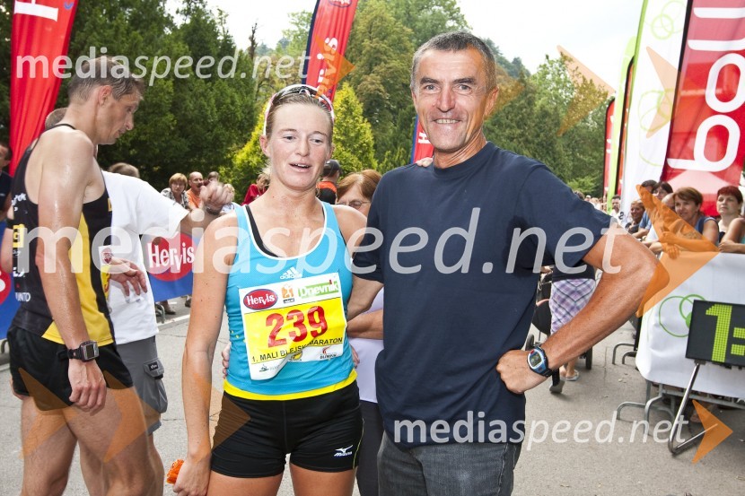 Neža Mravlje, drugouvrščena v teku na 21 km in njen oče, Dušan Mravlje, ultramaratonec1. Mali blejski maraton