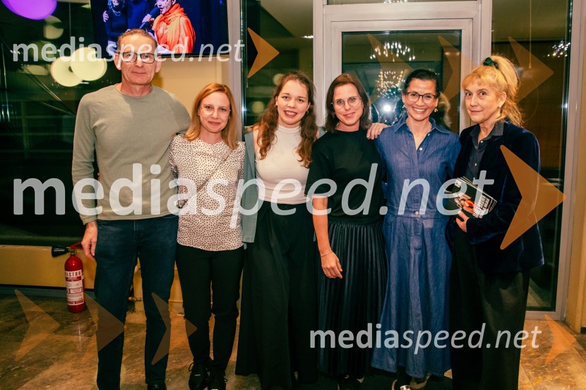  Nenad Milosavljević, direktor, Avtotehnika Celje;  ... ;  ... ;  Petra Hrastar, MGL;  Simona  Belle, služba za stike z javnostmi MGL;  Barbara Hieng Samobor, direktorica in umetniška vodja MGLJames Brown je uporabljal navijalke, premiera drame v MGL