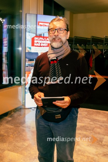 dr. Petar PapugaJames Brown je uporabljal navijalke, premiera drame v MGL