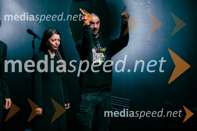  Jana Menger, plesalka, koreografinja in gledališka ustvarjalka;  Borut Bučinel, oblikovalec svetlobeJames Brown je uporabljal navijalke, premiera drame v MGL